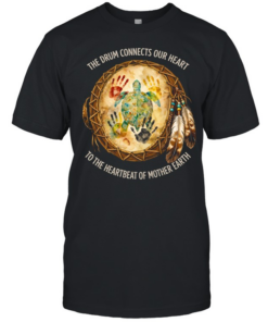 THE DRUM CONNECTS OUR HEART TO THE HEARTBEAT OF MOTHER EARTH Tee Classic Men's T-shirt