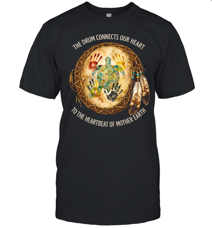 THE DRUM CONNECTS OUR HEART TO THE HEARTBEAT OF MOTHER EARTH Tee Classic Men's T-shirt