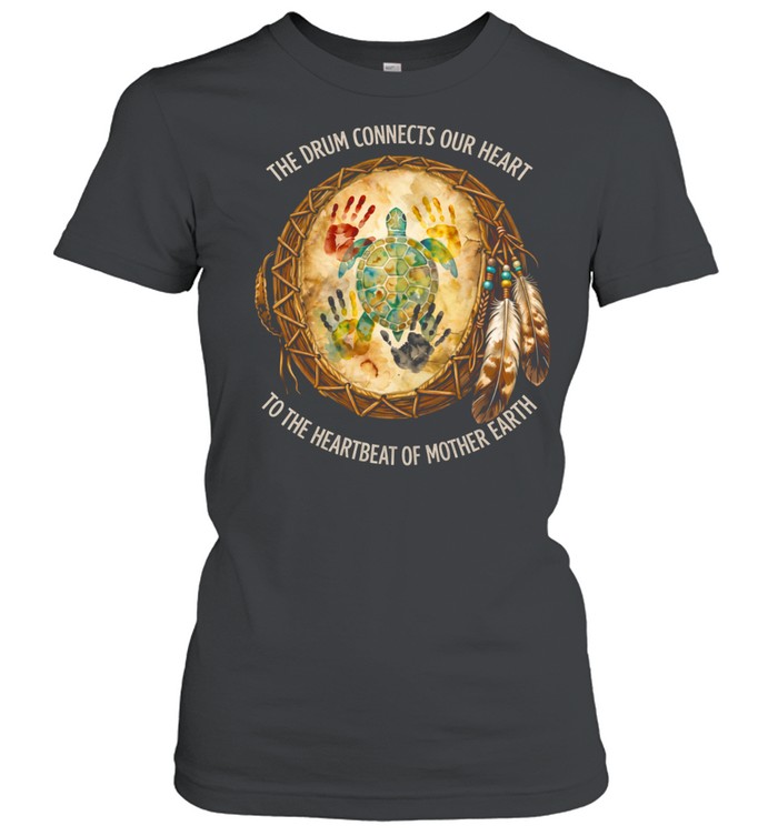 THE DRUM CONNECTS OUR HEART TO THE HEARTBEAT OF MOTHER EARTH Tee Classic Women's T-shirt