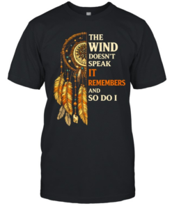 THE WIND DOESN'T SPEAK IT REMEMBERS AND SO DO I Tee Classic Men's T-shirt