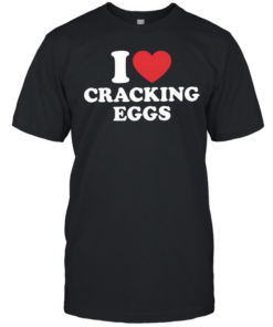 I Heart Cracking Eggs T Classic Men's T-shirt