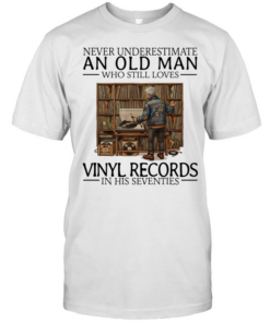 Never underestimate an old man who still loves vinyl records in his seventies  Classic Men's T-shirt