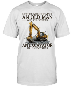Never underestimate an old man who still operates an excavator in his seventies  Classic Men's T-shirt