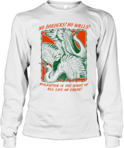 No borders no walls mig ration is the right of all life on earth Long Sleeved T-shirt