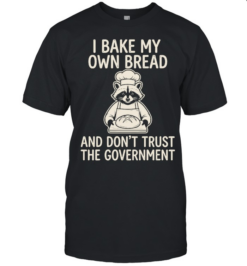 I bake my own bread and don’t trust the government raccoon  Classic Men's T-shirt