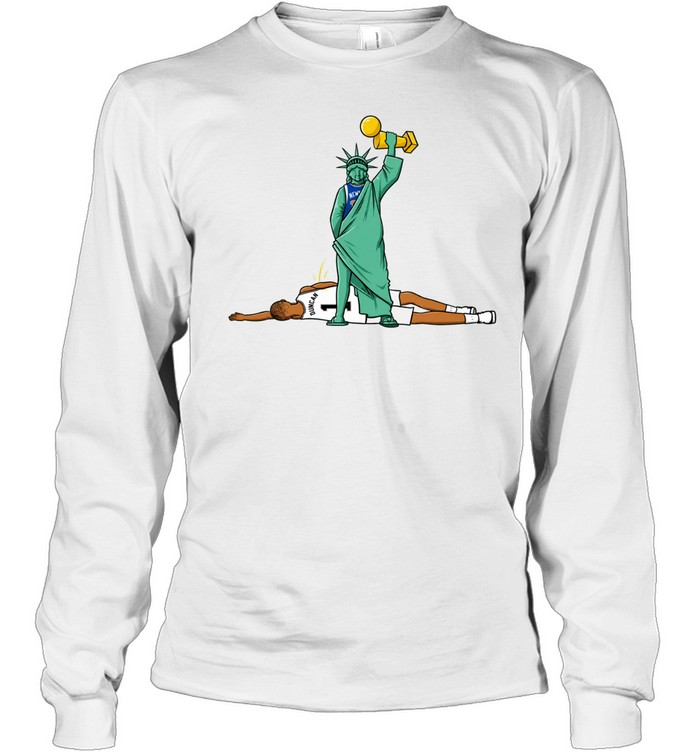 Knicks Jalen Brunson Liberty trophy peeing on Wemby Long Sleeved T-shirt